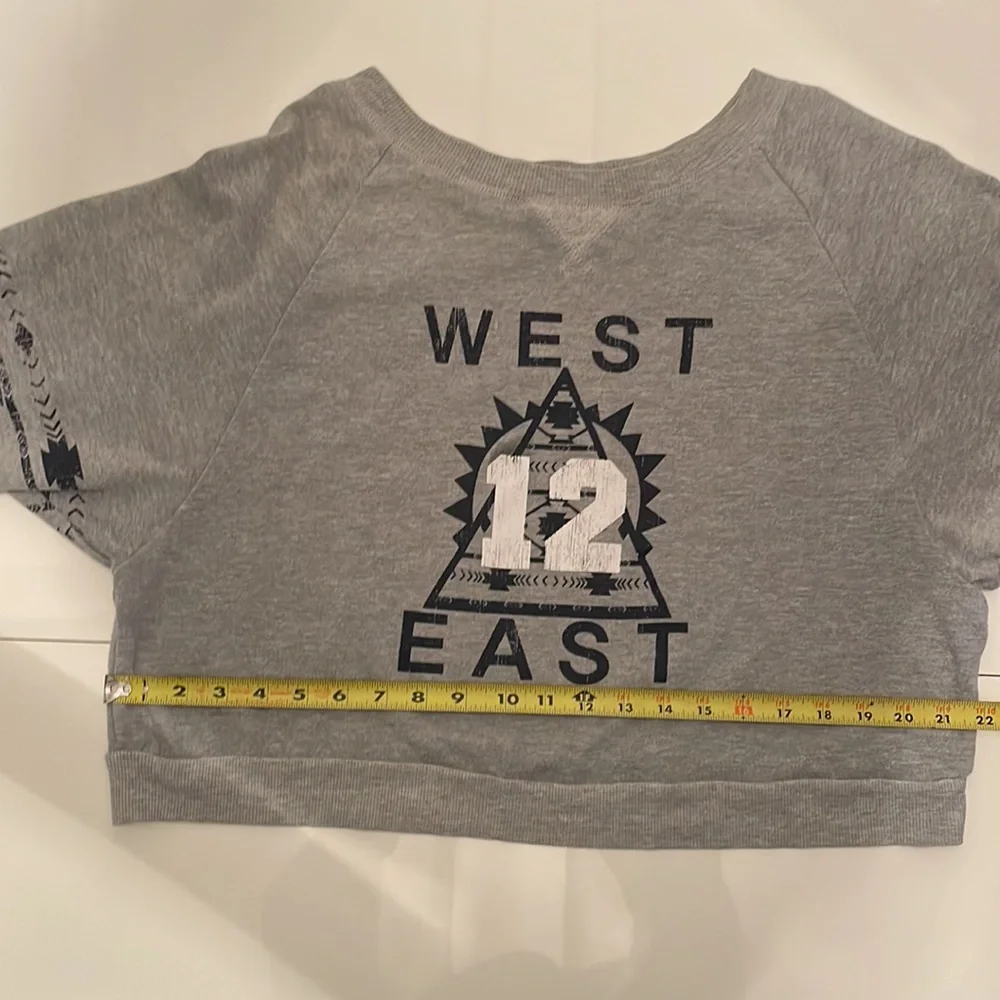 101 Ocean Parkway Women’s 3/4 length sleeve crop top. Size medium. - Picture 7 of 12